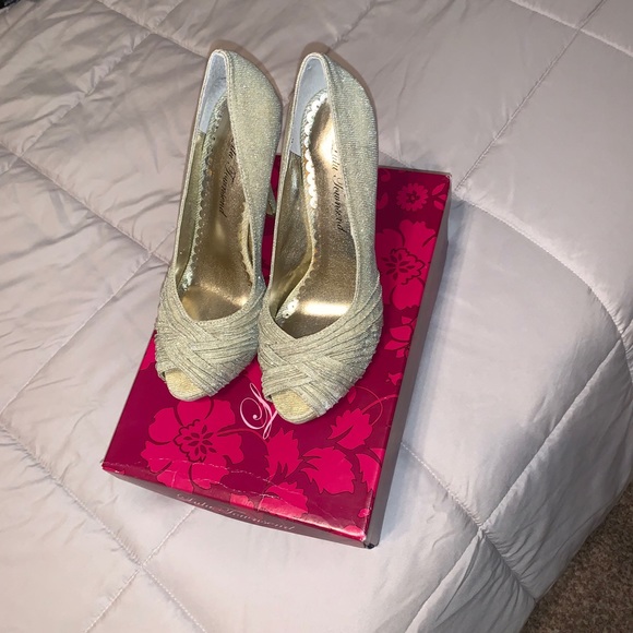 Lulu Townsend Gretchen Platinum Gold Pumps - Picture 4 of 5